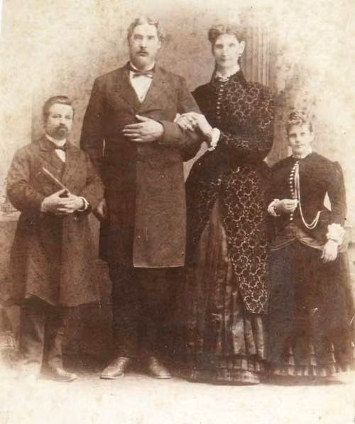 Sau khi bảo tàng xảy ra 2 vụ cháy năm 1865 và 1868, Anna chuyển đến sống ở Nova Scotia. Một năm sau, PT Barnum đã mời Anna Swain đi du lịch vòng quanh Hoa Kỳ. Trong chuyến đi này, cô đã gặp tình yêu của đời mình - Martin Van Buren Bates ở Kentucky.