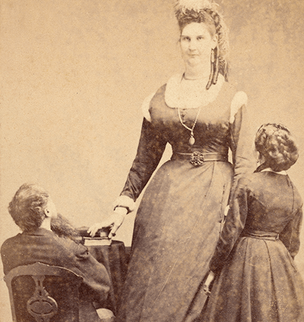 Sinh ngày 6/8/1846 tại Tatamagouche, Nova Scotia, Anna khi chào đời nặng tới 8,2 kg. Bố mẹ của cô đều có chiều cao và cân nặng như nhiều người khác. Khi lên 4 tuổi, Anna cao 1,4m. Đến năm 11 tuổi, Anna cao hơn cả cha khi có chiều cao là 1,9m và nặng gần 90 kg.