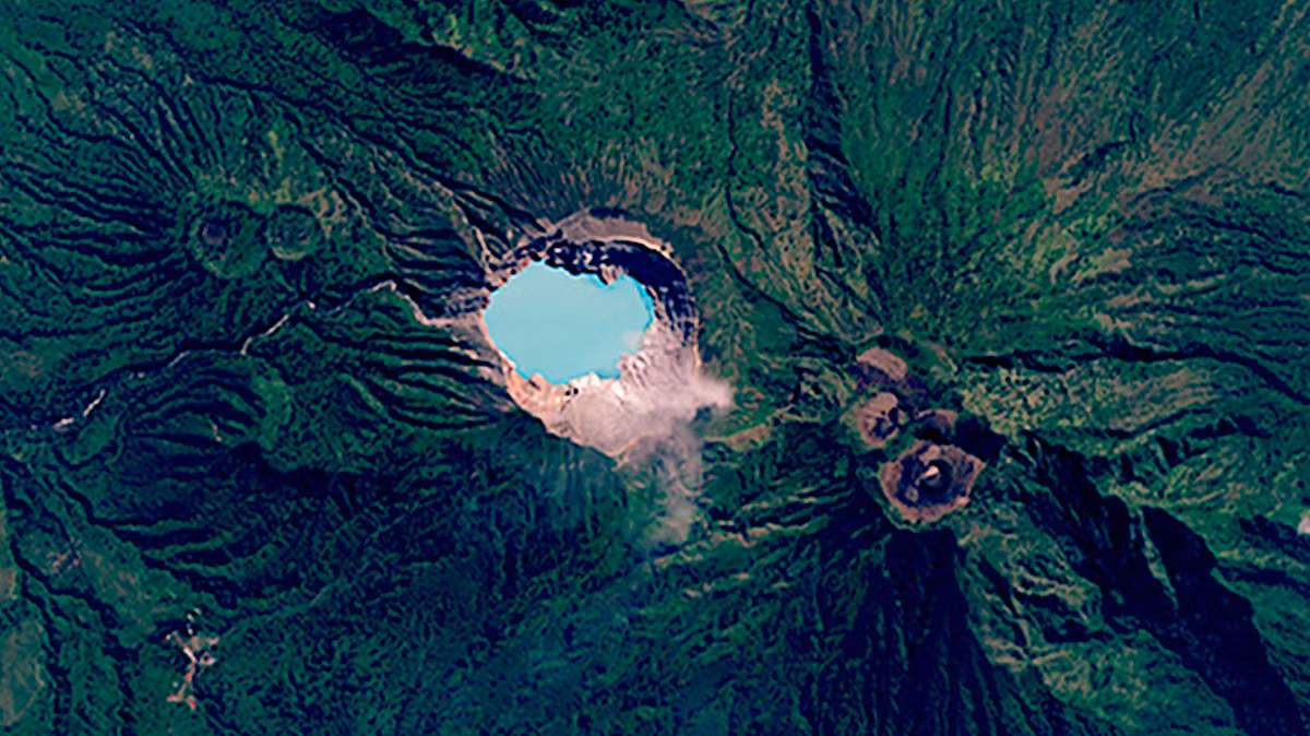 Theo một nghiên cứu năm 2006, bất chấp môi trường khắc nghiệt, hồ axit của Kawah Ijen vẫn là nơi sinh sống của một quần thể vi khuẩn nhỏ. Ảnh: ESA.