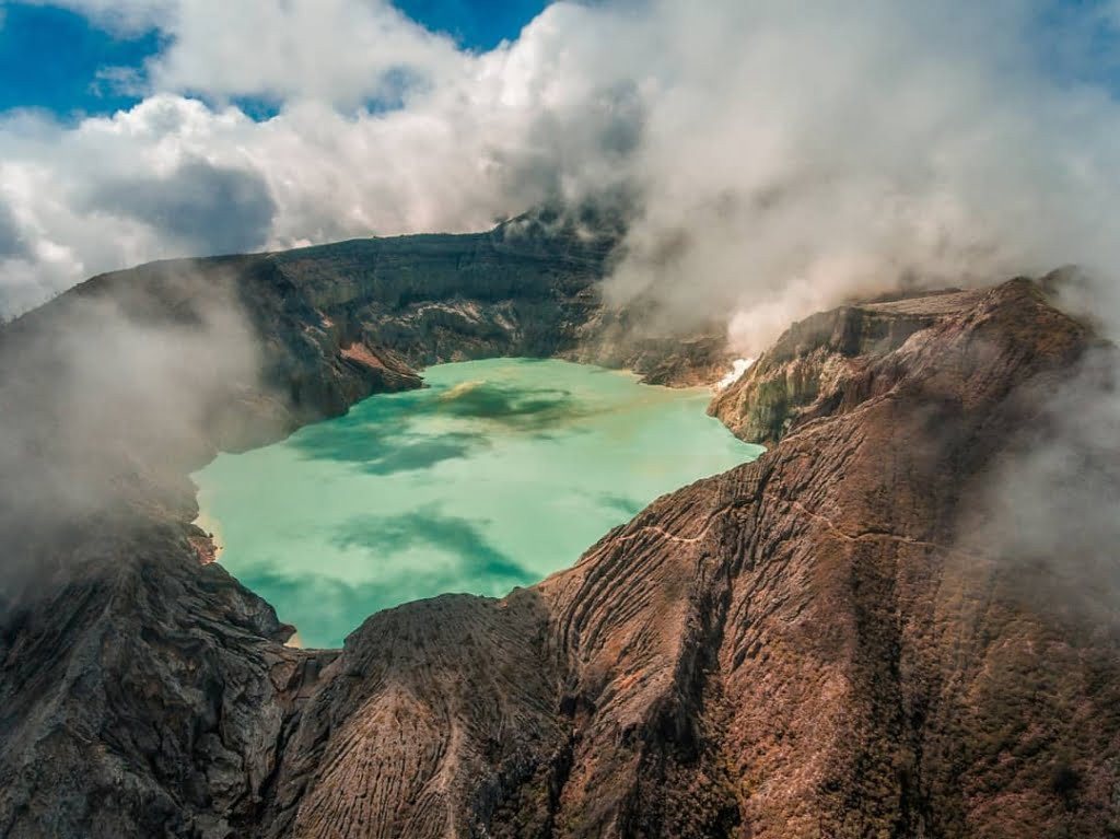 Mưa thường xuyên bổ sung thêm nước mới cho hồ axit trên miệng núi lửa Kawah Ijen. Tuy nhiên, nước mới ngay lập tức có tính xói mòn do những mạch giải phóng khí gas liên tục ở đáy hồ. Khi miệng hố đầy, nước chảy tràn thành dòng suối ở sườn tây núi lửa đổ vào lưu vực sông Banyupahit. Ảnh: ijenexpeditiontour.