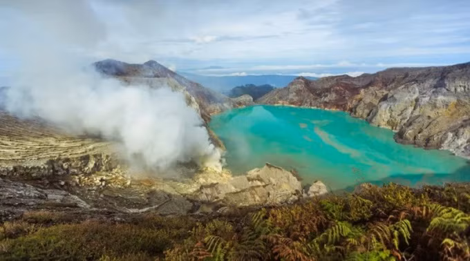 Kawah Ijen là núi lửa khổng lồ còn hoạt động trên đảo Java, Indonesia. Trên miệng núi lửa này có hồ axit lớn nhất thế giới. Nước hồ có độ pH thấp hơn 0,3 ở nhiều nơi trong hồ do chất lỏng thủy nhiệt bốc lên từ bên trong vỏ Trái Đất. Điều này khiến nước chứa đầy khoáng chất cũng như axit sulfuric và axit hydrochloric. Ảnh: Evgenii Ivkov via Getty Images.