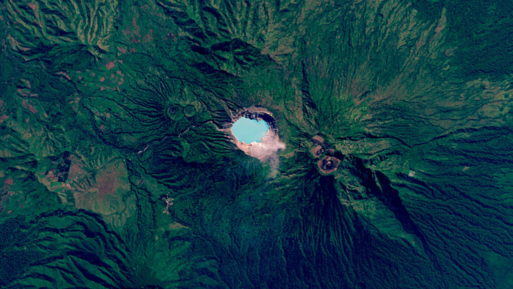 Màu xanh lá cây của nước hồ axit trên miệng núi lửa Kawah Ijen sáng đến mức có thể nhìn thấy từ vũ trụ. Khoáng chất và axit trong hồ miệng hố khiến nước xanh như ngọc. Chúng có nguồn gốc từ một buồng magma nóng bên dưới núi lửa. Ảnh: ESA.