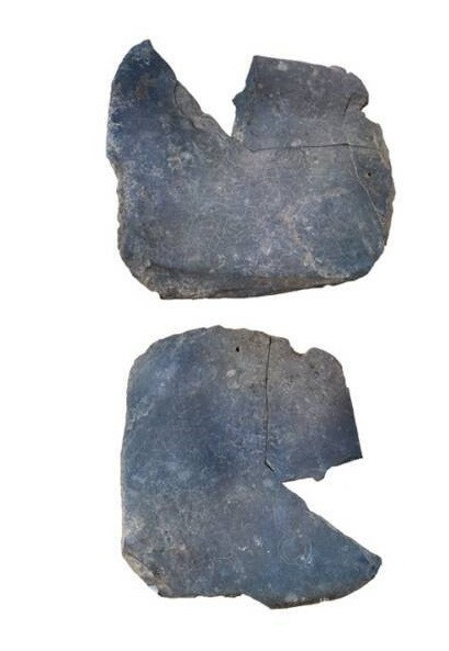 Theo các chuyên gia, tấm bia đá chạm khắc cảnh chiến đấu và các ký tự, có niên đại từ năm 600 trước Công nguyên đến năm 400 trước Công nguyên. Trải qua hàng ngàn năm, hiện vật này dù đã bị vỡ nhưng giúp giới nghiên cứu giải mã bí ẩn về nền văn minh Tartessos cổ đại.