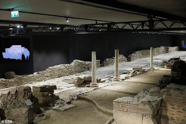 Kể từ khi phát hiện những cổ vật trong quá trình thi công hệ thống tàu điện ngầm, giới chức trách và các chuyên gia đã thay đổi thiết kế của ga tàu điện ngầm để bảo vệ và tôn vinh các hiện vật hàng ngàn năm tuổi. Ảnh: EPA.