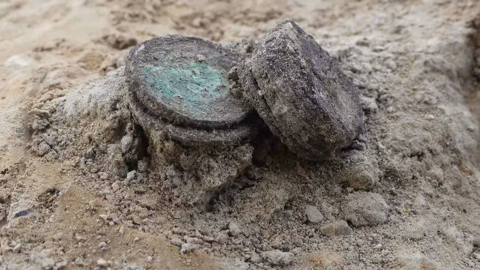 Phát hiện "đặc biệt" nhất tại đây là những đồng tiền xu có niên đại từ thế kỷ thứ 9 đến thế kỷ thứ 10 sau Công nguyên. Chúng có niên đại từ thời khu vực này do Đế chế Carolingian cai trị, bao gồm hầu hết nước Pháp ngày nay và các vùng lân cận của Tây Âu bị suy yếu do các cuộc đột kích do người Viking tiến hành.