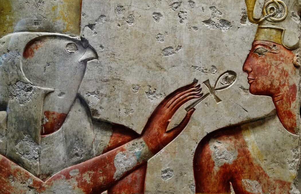 Trong văn hóa của người Ai Cập cổ đại, biểu tượng Ankh có hình dáng gần giống một chiếc chìa khóa. Đây là chữ tượng hình Ai Cập có nghĩa là cuộc sống. Là một trong những biểu tượng nổi tiếng và có ý nghĩa quan trọng nhất, biểu tượng này được xuất hiện trên các bức tượng, phù điêu, đền thờ... của người Ai Cập.