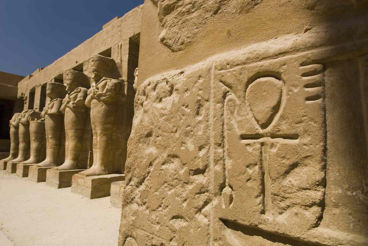 Với những ý nghĩa quan trọng như vậy, biểu tượng Ankh chỉ được pharaoh, nữ hoàng và các vị thần sử dụng.