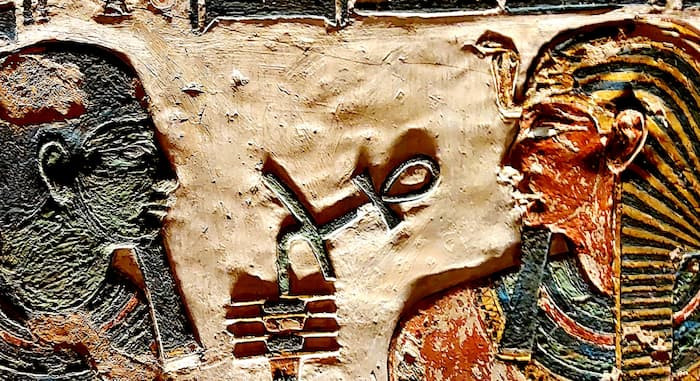 Trong các phù điêu, đền thờ..., những vị thần của Ai Cập cổ đại được mô tả cầm Ankh. Trong số này, các vị thần liên quan đến sự sống, cái chết và sự tái sinh như thần Osiris hay nữ thần bầu trời, tình yêu, niềm vui, sắc đẹp Hathor thường xuất hiện với biểu tượng Ankh cầm trên tay.