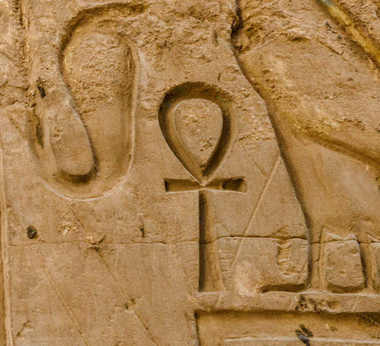 Theo các chuyên gia, Ankh là biểu tượng quyền lực, mang nhiều ý nghĩa khác nhau. Trong đó, biểu tượng Ankh có thể mở khóa của cánh cửa địa ngục cũng như gợi lên hình ảnh Mặt Trời mọc nơi chân trời, hàm ý sự tái sinh, mang ý nghĩa của sự sống vĩnh cửu.