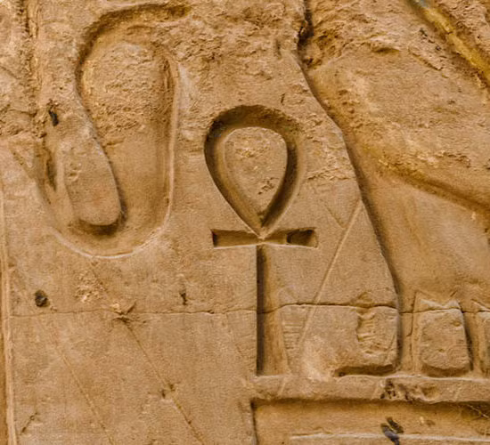 Theo các chuyên gia, Ankh là biểu tượng quyền lực, mang nhiều ý nghĩa khác nhau. Trong đó, biểu tượng Ankh có thể mở khóa của cánh cửa địa ngục cũng như gợi lên hình ảnh Mặt Trời mọc nơi chân trời, hàm ý sự tái sinh, mang ý nghĩa của sự sống vĩnh cửu.