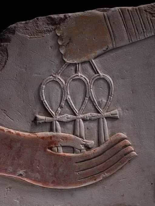 Nguồn gốc của biểu tượng Ankh đến nay vẫn là một bí ẩn. Tuy nhiên, các nhà nghiên cứu cho rằng, biểu tượng này đã được người Ai Cập sử dụng từ khoảng năm 3100 trước Công nguyên đến năm 2686 trước Công nguyên.