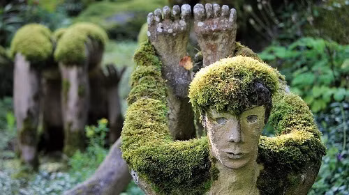 Parikkala là một công viên điêu khắc nằm ở Koitsanlahti, Phần Lan. Nơi đây có khoảng 500 bức tượng do Veijo Rönkkönen, một công nhân nhà máy giấy, tạo ra. Ảnh: Twitter.