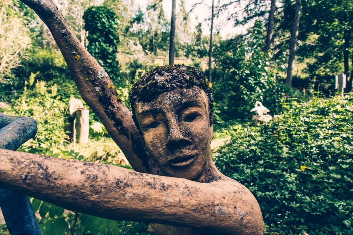 Nhiều bức tượng trong tư thế vui chơi, tập thể thao, các tư thế yoga, giữ thăng bằng với một tay... Đặc biệt, những bức tượng có hình dáng kỳ quái khiến nhiều người ám ảnh khi nở nụ cười lớn với hàm răng người thật. Ảnh: whattawowworld.