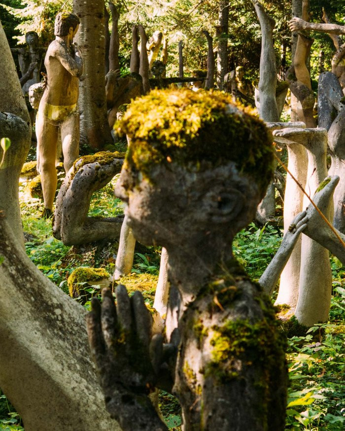 Không ít du khách còn giật mình sợ hãi khi nghe thấy những âm thanh kỳ dị phát ra từ bên trong một vài pho tượng. Sở dĩ chúng có thể phát ra âm thanh là vì Rönkkönen bố trí những chiếc loa bên trong. Ảnh: whattawowworld.