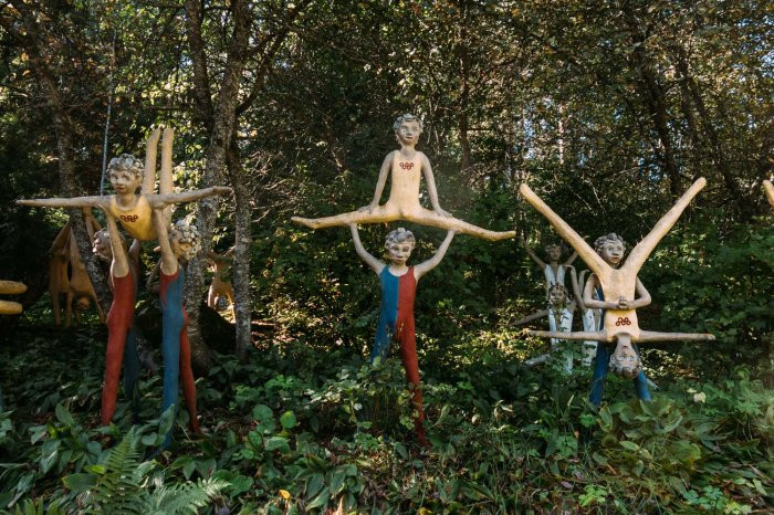 Trải qua thời gian, hầu hết những bức tượng bên trong công viên điêu khắc Parikkala bị phủ rêu xanh, cây cỏ mọc um tùm khắp nơi. Ảnh: whattawowworld.
