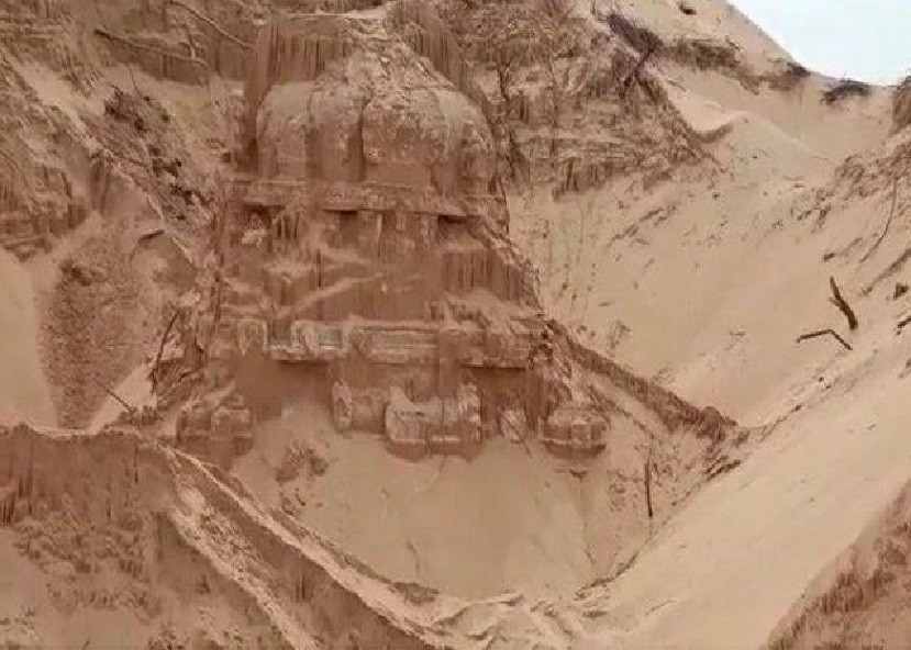 Theo Viện Smithsonian, nhà khảo cổ học Ramasubba Reddy cho biết thời tiết năm 1850 đã làm thay đổi dòng chảy của sông Penna một cách mạnh mẽ trong nhiều thập kỷ. Điều này khiến ngôi đền Nageswara Swamy dần dần bị vùi lấp. Ảnh: kvramakrishnarao.