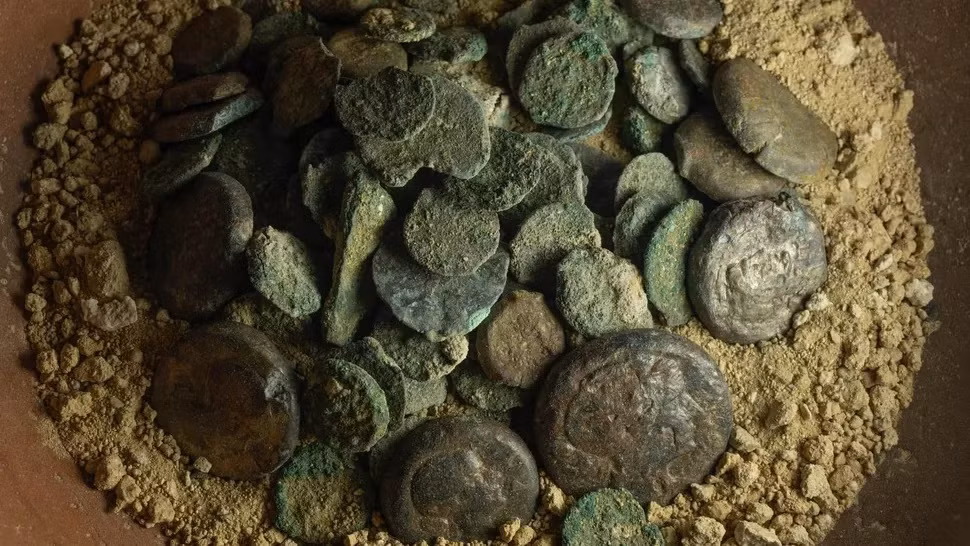 Tuy nhiên, một số nhà khảo cổ khác suy đoán bức tượng bán thân đó không khắc họa hình ảnh Nữ hoàng Cleopatra VII. Thay vào đó, pho tượng có thể tạc chân dung một công chúa hoặc một phụ nữ trong hoàng gia Ai Cập thời cổ đại.