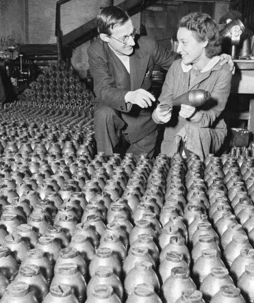 Bên trong nhà máy ATI Leningrad ở thành phố Asbest, Vùng Sverdlovsk, năm 1942. Nơi đây sản xuất nhiều vũ khí, đạn dược rồi gửi ra chiến trường để Hồng quân Liên Xô sử dụng trong cuộc chiến chống quân xâm lược.