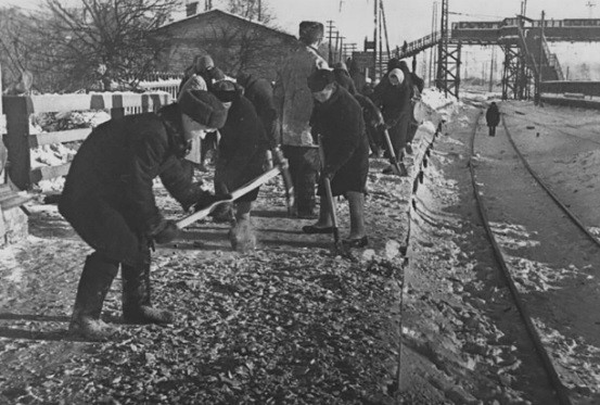 Người dân Liên Xô dọn dẹp, tu sửa đường ray xe lửa năm 1942.