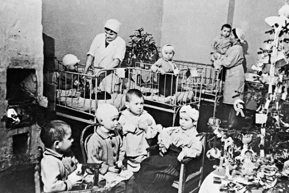 Nhiều trẻ em đón năm mới tại bệnh viện nhi khi thành phố Leningrad của Liên Xô bị phát xít Đức vây hãm suốt nhiều tháng. Ảnh chụp ngày 1/1/1942.