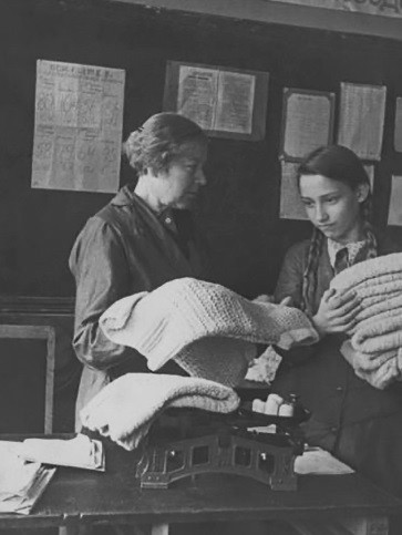 Phụ nữ Liên Xô chuẩn bị quần áo ấm gửi ra tiền tuyến.