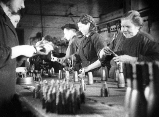 Các nữ công nhân làm việc chăm chỉ, tỉ mỉ trong từng công đoạn tại một nhà máy sản xuất vũ khí ở Moscow, Liên Xô năm 1941.