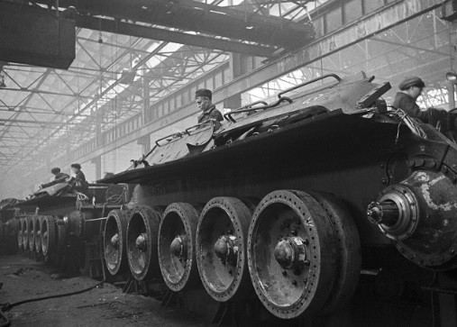 Những chiếc xe tăng T-34 được sản xuất tại Nhà máy xe tăng Ural số 183 (nay là Uralvagonzavod) ở Nizhny Tagil năm 1942.