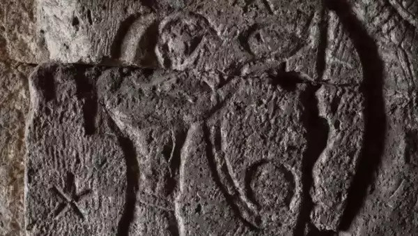 Ở lối vào căn phòng, nhóm nghiên cứu đã tìm thấy các bức phù điêu mô tả Repit và Min-Ra, với một trong những bức phù điêu mô tả Min-Ra đi cùng với 3 decan (những ngôi sao cho phép mọi người biết thời gian vào ban đêm). Ảnh: Facebook/@ Ministry of Tourism and Antiquities.