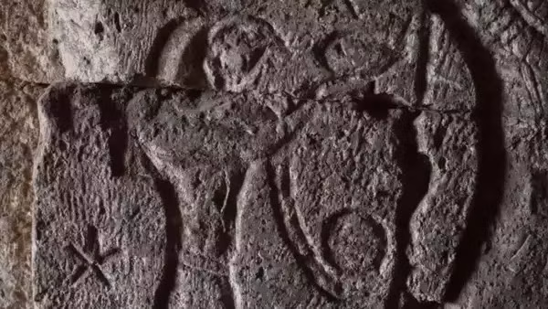 Ở lối vào căn phòng, nhóm nghiên cứu đã tìm thấy các bức phù điêu mô tả Repit và Min-Ra, với một trong những bức phù điêu mô tả Min-Ra đi cùng với 3 decan (những ngôi sao cho phép mọi người biết thời gian vào ban đêm). Ảnh: Facebook/@ Ministry of Tourism and Antiquities.