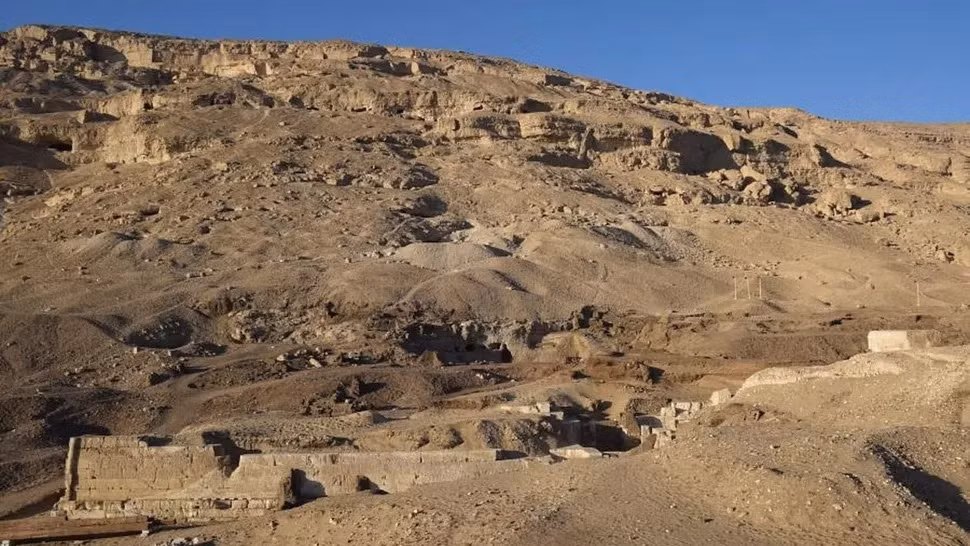 Trưởng nhóm dự án Christian Leitz, giáo sư Ai Cập học tại Đại học Tübingen ở Đức, cho hay đến nay giới nghiên cứu chưa thể xác định tên của ngôi đền. Họ hy vọng sẽ tìm hiểu kỹ hơn khi tiến hành các cuộc khai quật và phân tích tiếp theo. Ảnh: Marcus Müller, Athribis Project.