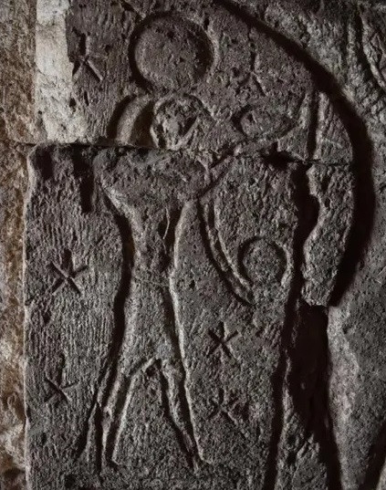 Theo các chuyên gia, ngôi đền được xây bằng đá và có niên đại khoảng 2.100 tuổi. Trong khi khai quật ngôi đền cổ, họ tìm thấy tàn tích của các bức phù điêu mô tả cảnh pharaoh Ptolemy VIII (trị vì khoảng năm 170 trước Công nguyên đến năm 116 trước Công nguyên) đang dâng lễ vật cho nữ thần đầu sư tử Repit và con trai của bà là Kolanthes. Ảnh: Marcus Müller, Athribis Project.