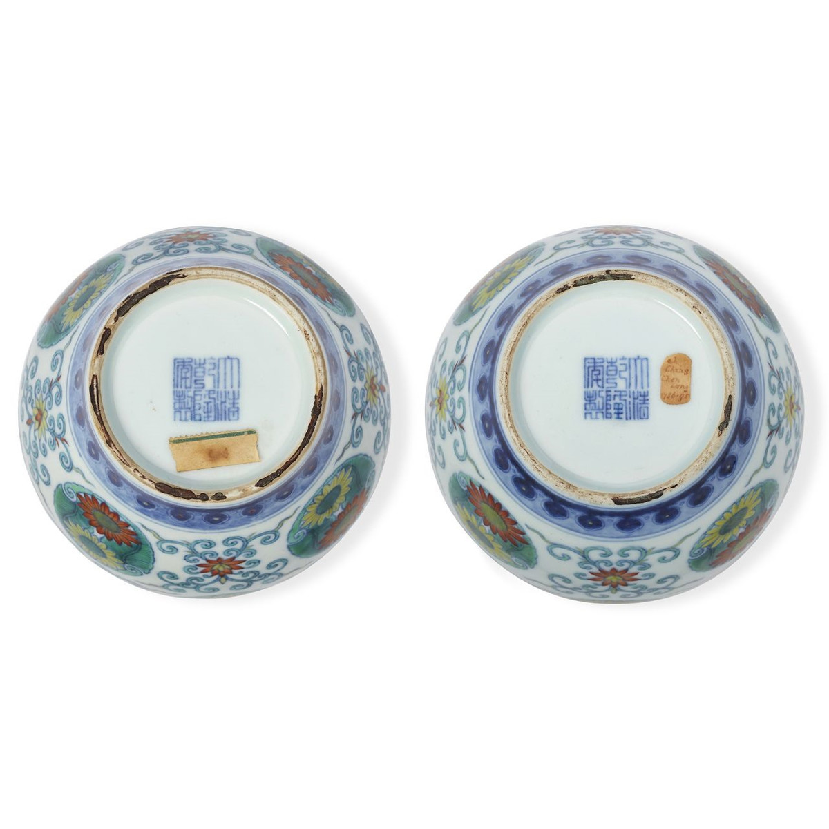 Vào tháng 5/2023, cặp bình được đem ra đấu giá tại Rosebery và được được bán với giá 74.500 USD. Ảnh: Roseberys Fine Art Auctioneers &amp; Valuers.