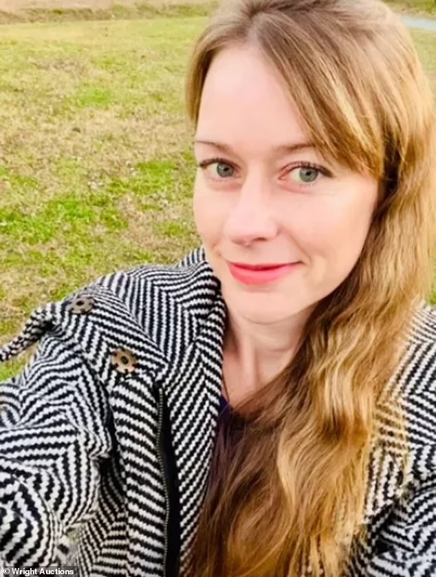 Vào tháng 12/2023, Jessica Vincent chia sẻ với truyền thông rằng đã mua được chiếc bình thủy tinh Italy ở một cửa hàng đồ cũ tại hạt Hanover, bang Virginia, Mỹ, với giá 3,99 USD. Về sau, cô sung sướng khi phát hiện đó là một báu vật quý giá. Ảnh: Wright Auctions.