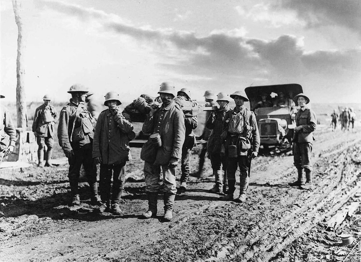 Trong Chiến tranh thế giới 1, một binh sĩ Hungary đã bị kẻ địch bắn vào thùy trán trong một trận chiến. Sau khi bình phục, di chứng của lần bị thương này đã khiến ông không thể ngủ được.