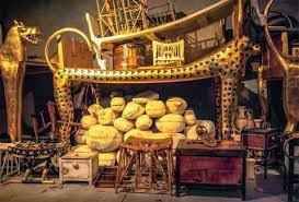 Kho báu tùy táng trong lăng mộ pharaoh Tutankhamun vô cùng phong phú gồm: 6 cỗ xe ngựa, 50 cái cung, 2 thanh gươm, 8 cái khiên, 2 lưỡi dao găm, hàng chục gậy chống, dép vàng, mặt nạ vàng...
