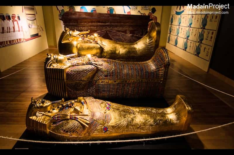 Xác ướp pharaoh Tutankhamun được đặt trong 3 lớp quan tài. Trong đó, chiếc quan tài bên ngoài được làm bằng gỗ mạ vàng và có kính màu xanh và đỏ trên kẻ gian và mảnh vỡ của nó.