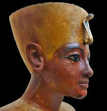 Nguyên nhân tử vong của pharaoh Tutankhamun đến nay vẫn là bí ẩn. Trong nhiều năm qua, một vài giả thuyết cho rằng, ông chết vì tai nạn xe ngựa hoặc mắc bệnh sốt rét.