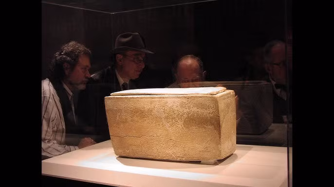 Để xác định hộp đựng hài cốt được tìm thấy ở Israel có thực sự thuộc về James - anh (em) của Jesus hay không, các chuyên gia sẽ phải tiến hành các nghiên cứu, khảo sát và tìm kiếm các chứng cứ mới. Ảnh: Youtube.