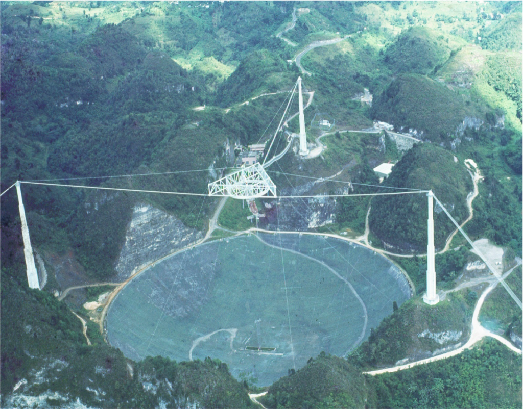 Ngoài ra, các cấu trúc thiên hà như các nhánh xoắn ốc của thiên hà Milky Way (Ngân Hà) cũng góp phần vào DISS. Việc hiểu được cách thức hoạt động của tín hiệu từ sao xung rất quan trọng vì khi xem xét trong các mảng lớn, các tín hiệu tuần hoàn cực kỳ chính xác từ sao xung có thể được sử dụng như một cơ chế tính thời gian. Ảnh: Cornell University/Arecibo Observatory.