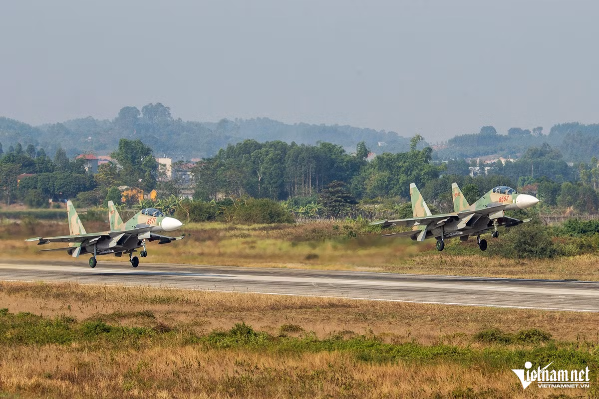 Khi đảm bảo các yếu tố về kỹ thuật, sức khỏe phi công, thời tiết thì những chiếc Su-30MK2 bắt đầu bay huấn luyện.