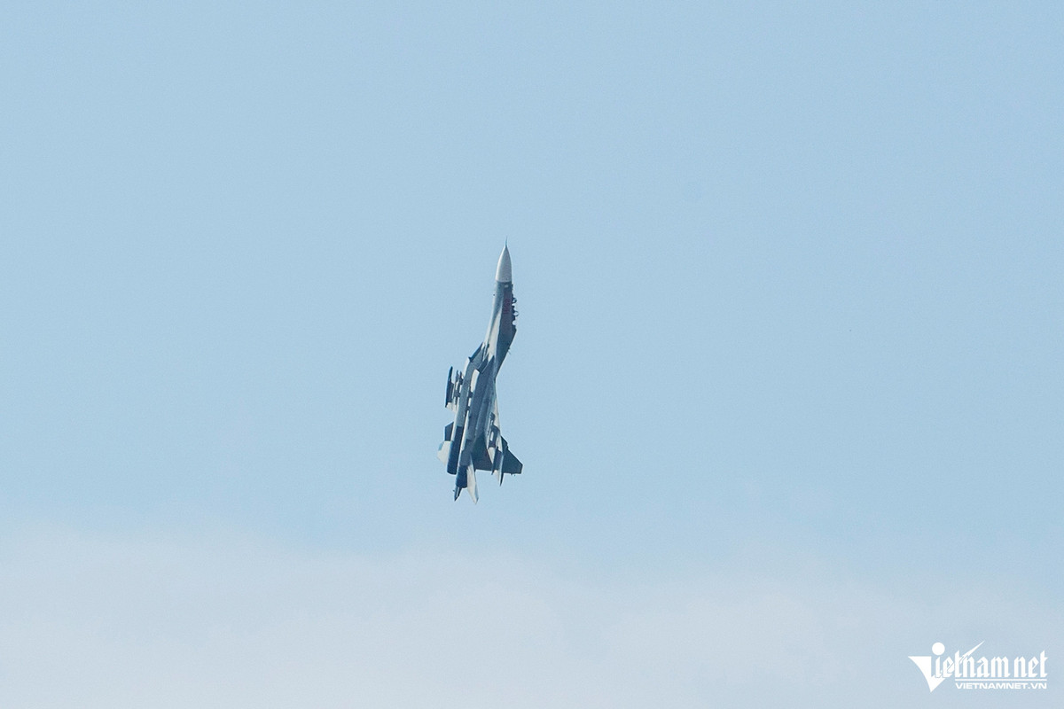 Thượng tá Vũ Đức Hùng, Phó Trung đoàn trưởng- Tham mưu trưởng Trung đoàn Không quân 927 cho rằng, việc được lựa chọn để bay biểu diễn tại Triển lãm Quốc phòng quốc tế Việt Nam năm 2024 là niềm vinh dự, tự hào nhưng cũng là trách nhiệm nặng nề. Mỗi phi công sẽ cố gắng, quyết tâm hoàn thành tốt nhiệm vụ được giao.