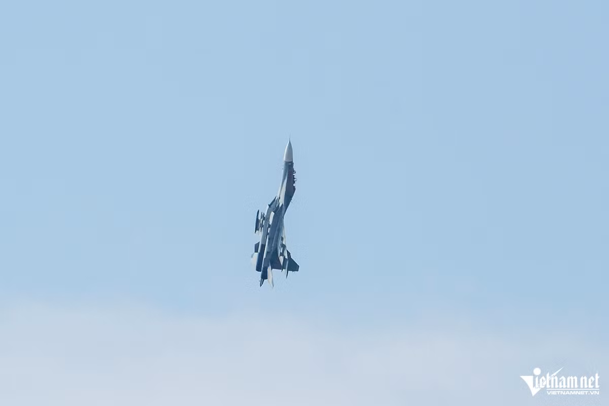 Thượng tá Vũ Đức Hùng, Phó Trung đoàn trưởng- Tham mưu trưởng Trung đoàn Không quân 927 cho rằng, việc được lựa chọn để bay biểu diễn tại Triển lãm Quốc phòng quốc tế Việt Nam năm 2024 là niềm vinh dự, tự hào nhưng cũng là trách nhiệm nặng nề. Mỗi phi công sẽ cố gắng, quyết tâm hoàn thành tốt nhiệm vụ được giao.