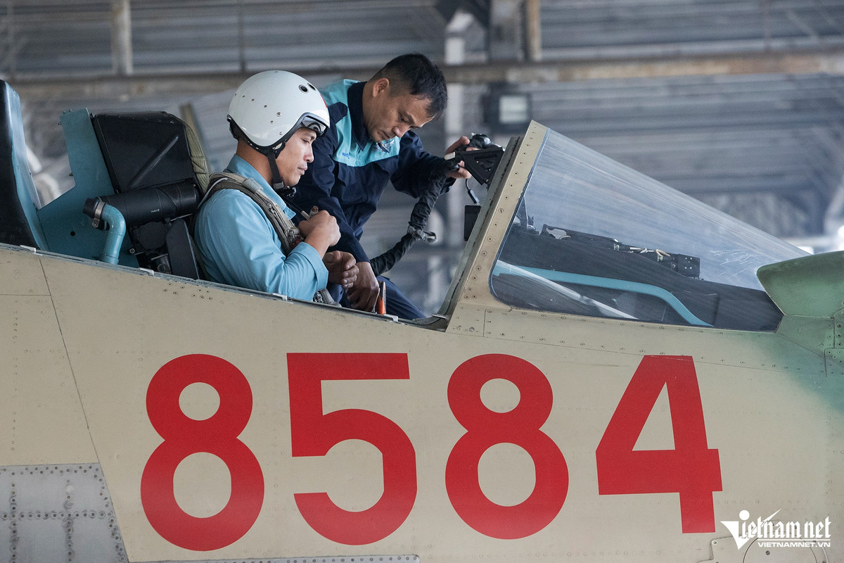 Thượng tá Vũ Đức Hùng, Phó Trung đoàn trưởng- Tham mưu trưởng Trung đoàn Không quân 927 (ảnh bên trái) cùng Thiếu tá Bùi Văn Lập thực hiện nhiệm vụ bay trinh sát khí tượng thời tiết khu vực tập luyện.