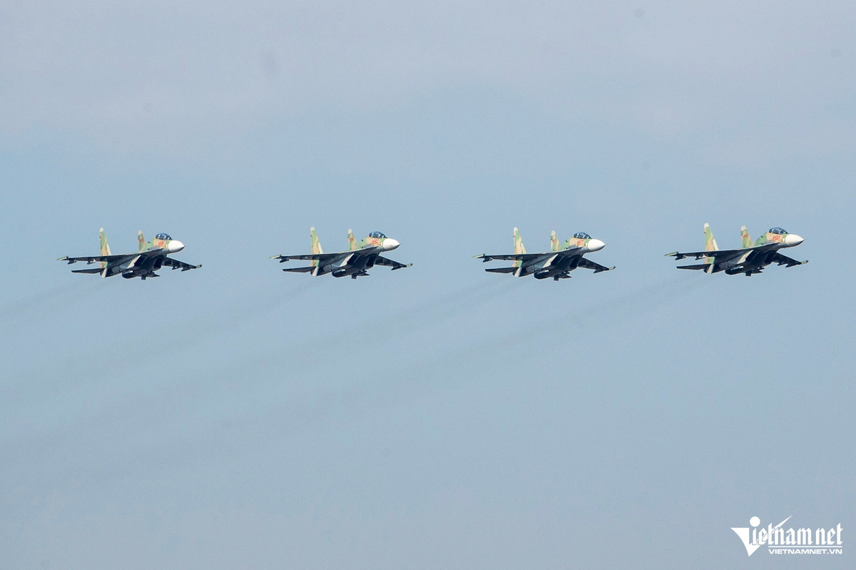 Thượng tá Nguyễn Thế Dũng, Chủ nhiệm Chính trị Sư đoàn 371 cho biết, nét khác biệt bài bay chào mừng Triển lãm Quốc phòng quốc tế Việt Nam năm 2024 so với năm 2022 là có sự cơ động phức tạp của đội hình lớn tại độ cao thấp.