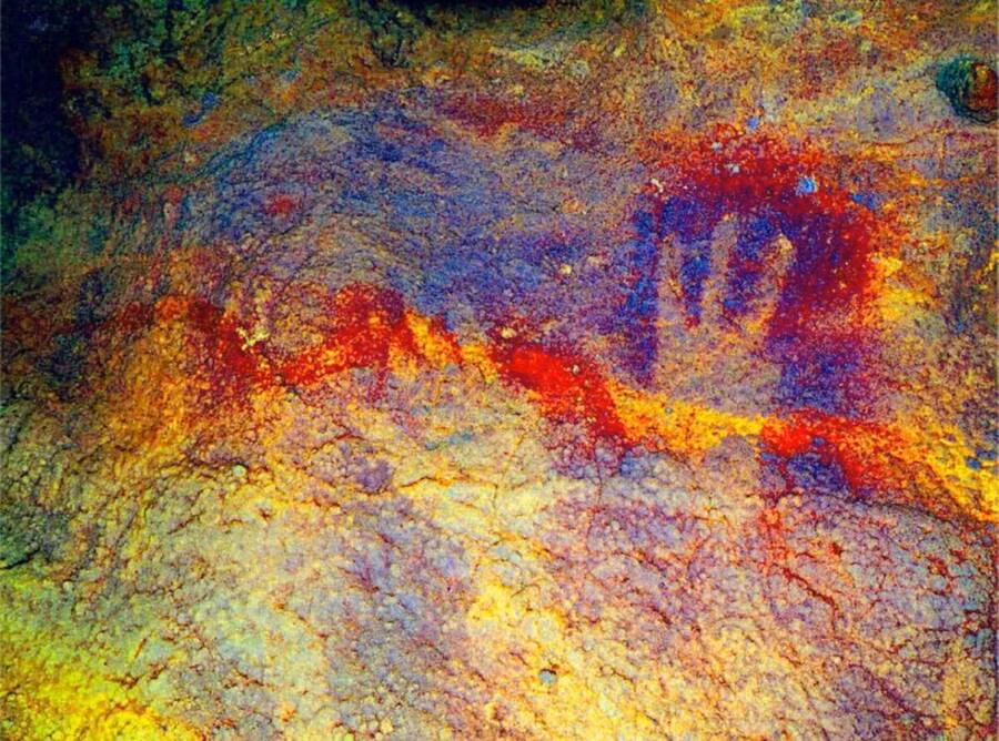  Hang động Maltravieso ở Tây Ban Nha được nhiều người biết đến với 71 bức tranh vẽ tay thời tiền sử. Chúng được tìm thấy trên các bức tường của hang động.