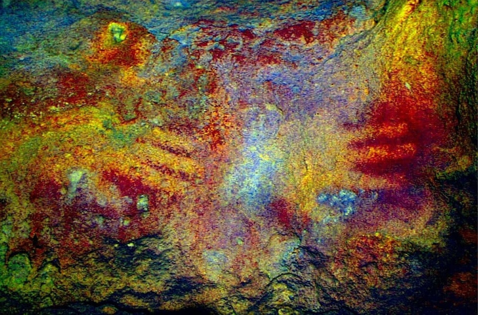 Theo các chuyên gia, người xưa đã tạo ra những bức vẽ hình bàn tay bằng cách đặt tay lên các bức tường đá của hang động rồi thổi bột màu lên. Khi họ bỏ tay ra, hình bàn tay sẽ được lưu lại trên bức tường hang động.