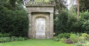 Nhìn từ xa, tượng đài chỉ giống bản điêu khắc bức tranh "Những người chăn cừu ở Arcadia" danh tiếng của Nicolas Poussin. Bên dưới có khắc một dòng chữ bí ẩn mà giới chuyên gia nỗ lực giải mã: DOUOSVAVVM.