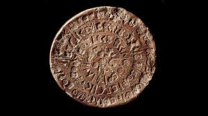 241 chữ tượng hình, tạo thành từ 45 ký hiệu khác nhau khắc trên mặt đĩa Phaistos. Một số hình vẽ mô tả hình ảnh giống con người, động vật, thực vật, vũ khí, cây cối...