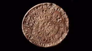 241 chữ tượng hình, tạo thành từ 45 ký hiệu khác nhau khắc trên mặt đĩa Phaistos. Một số hình vẽ mô tả hình ảnh giống con người, động vật, thực vật, vũ khí, cây cối...