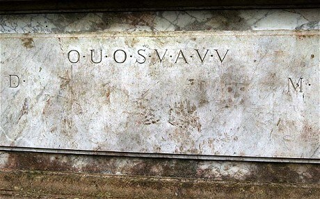 Trong suốt nhiều năm, nhiều chuyên gia như Charles Dickens và Charles Darwin đã cố gắng giải mã nội dung dòng chữ bí ẩn đó.